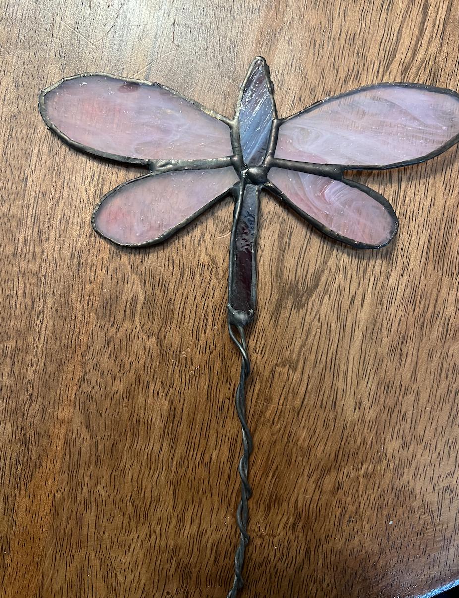 Décoration vitrail libellule pour jardinière - Art en verre fait main - cadeau jardin - vitrail Tiffany rose et bleu extérieur
