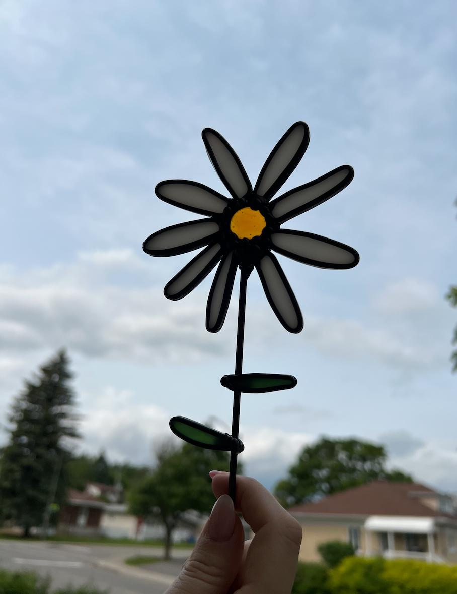 Vitrail marguerite fait main - décoration de jardinière, art du verre blanc et jaune, cadeau jardin original, attrape-soleil floral