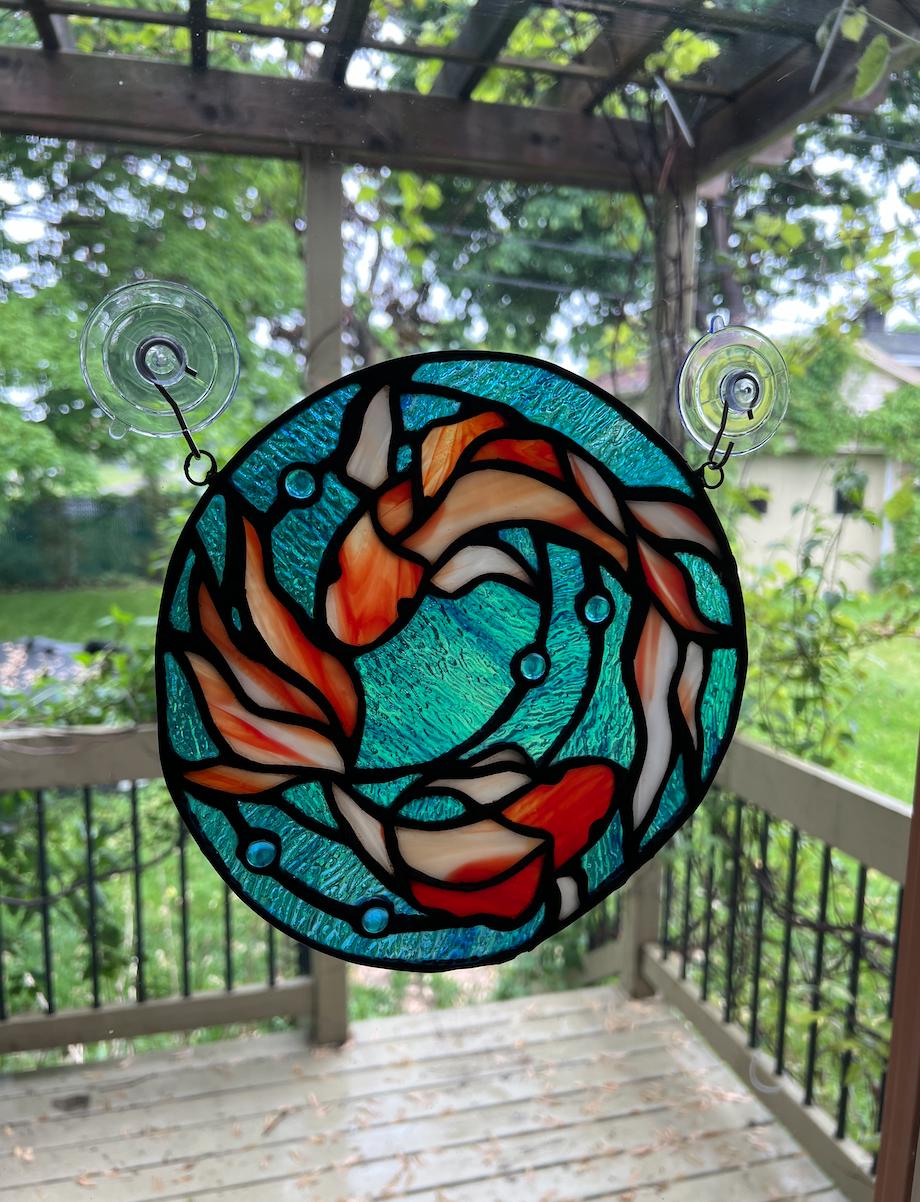 Vitrail rond carpe koi fait main – Attrape-soleil poisson en verre Tiffany – Déco fenêtre zen, japonaise, feng shui