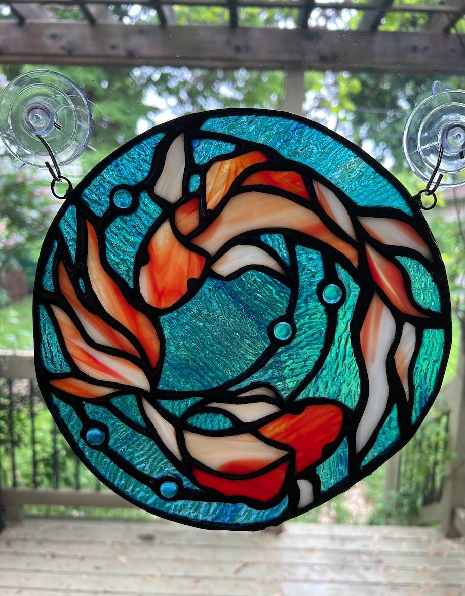 Vitrail rond carpe koi fait main – Attrape-soleil poisson en verre Tiffany – Déco fenêtre zen, japonaise, feng shui