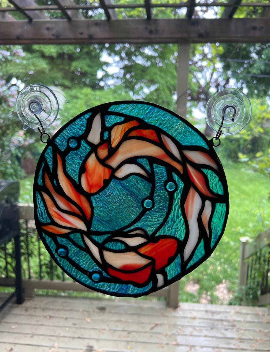 Vitrail rond carpe koi fait main – Attrape-soleil poisson en verre Tiffany – Déco fenêtre zen, japonaise, feng shui