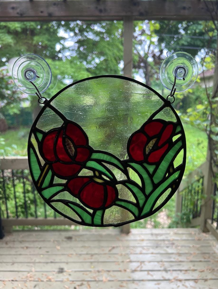 Vitrail Tiffany coquelicots rouges – Vitrail rond fait main en verre coloré – Attrape-soleil floral pour fenêtre, déco maison