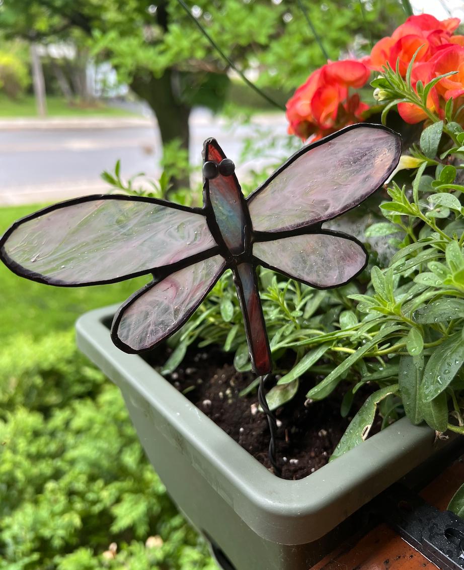 Décoration vitrail libellule pour jardinière - Art en verre fait main - cadeau jardin - vitrail Tiffany rose et bleu extérieur
