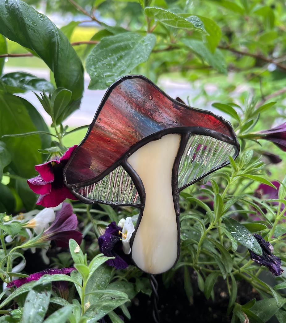 Décoration de jardinière en vitrail champignon rouge et bleu