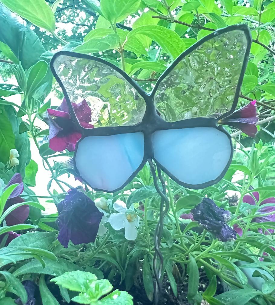 Décoration de jardinière en vitrail papillon