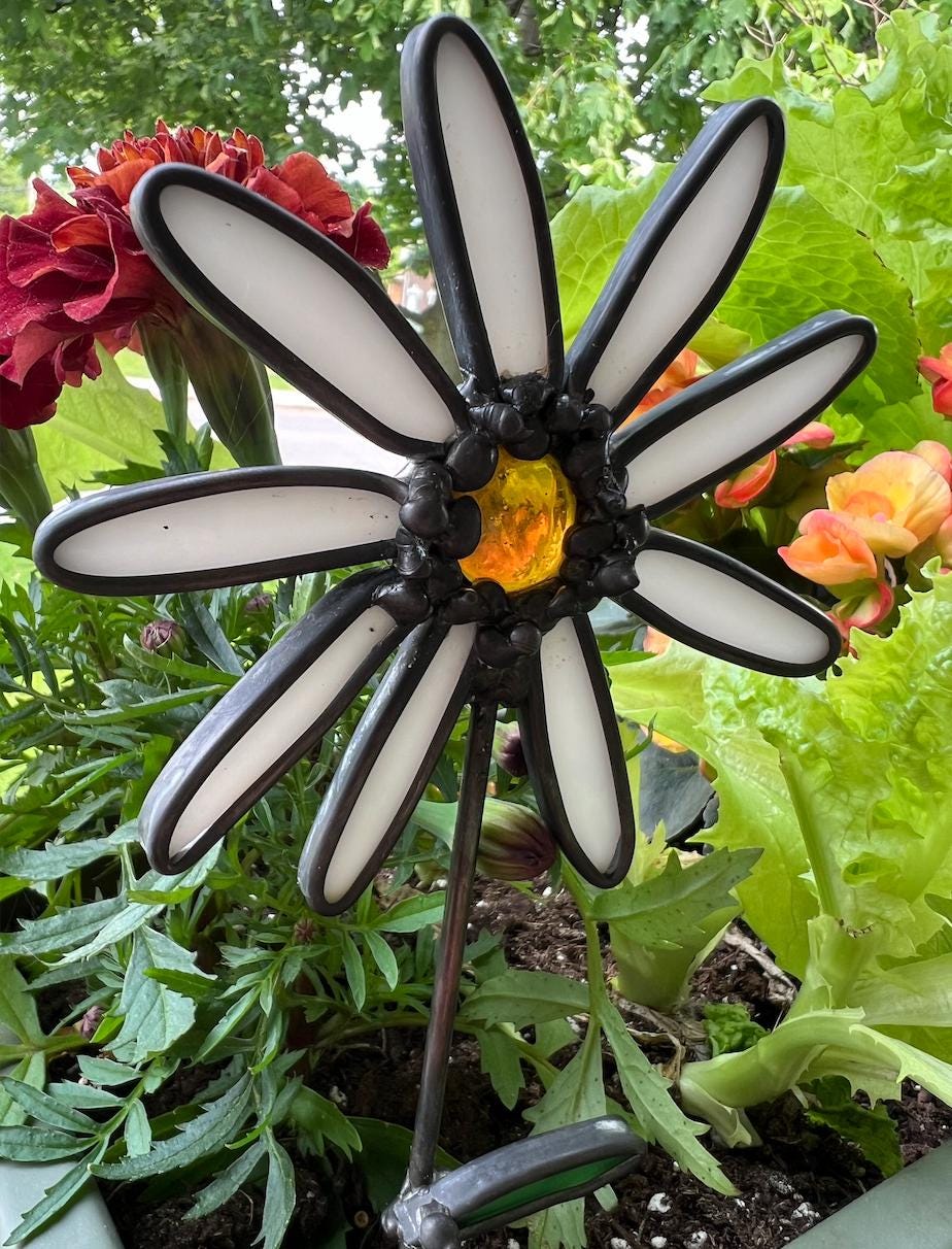 Vitrail marguerite fait main - décoration de jardinière, art du verre blanc et jaune, cadeau jardin original, attrape-soleil floral