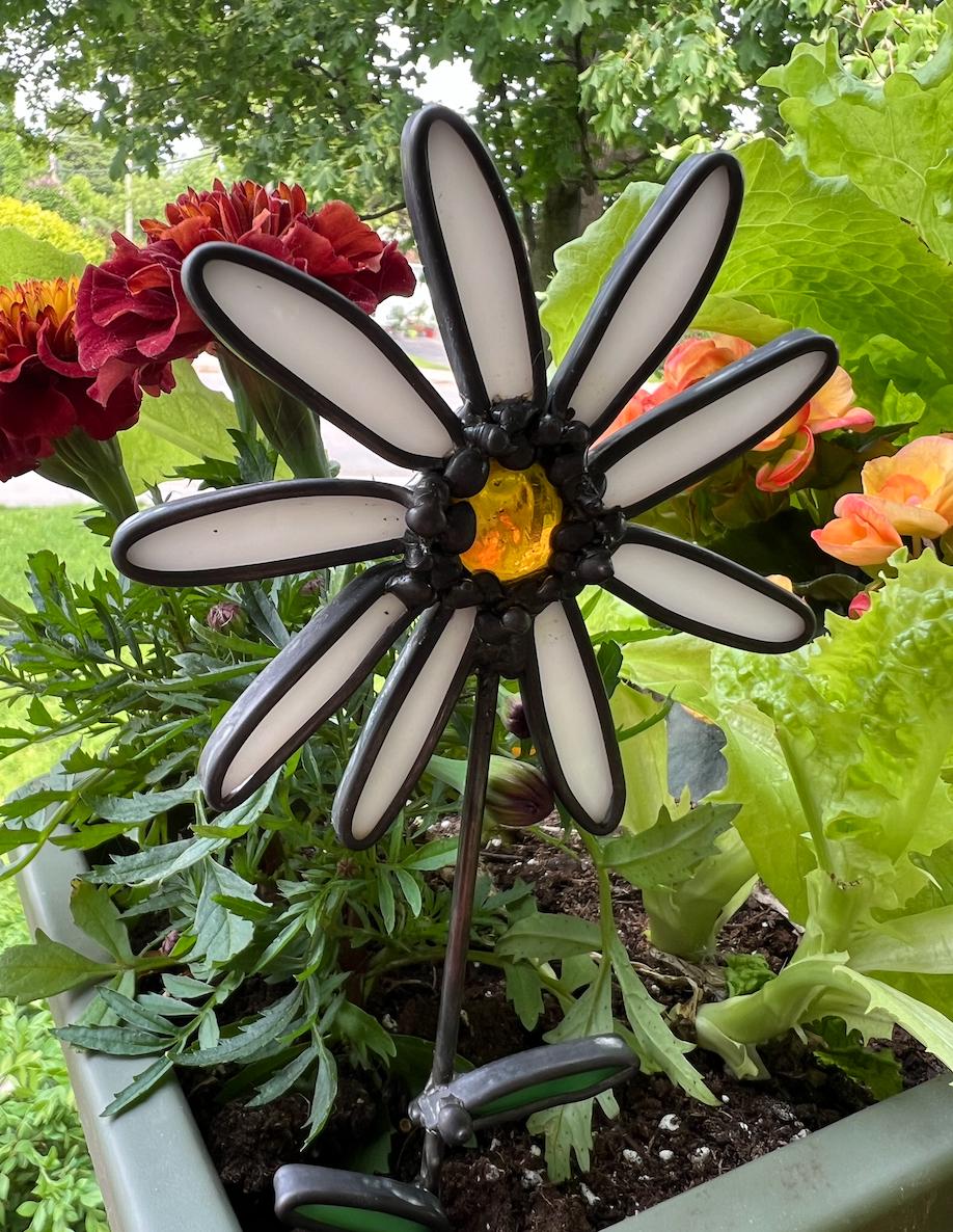 Vitrail marguerite fait main - décoration de jardinière, art du verre blanc et jaune, cadeau jardin original, attrape-soleil floral