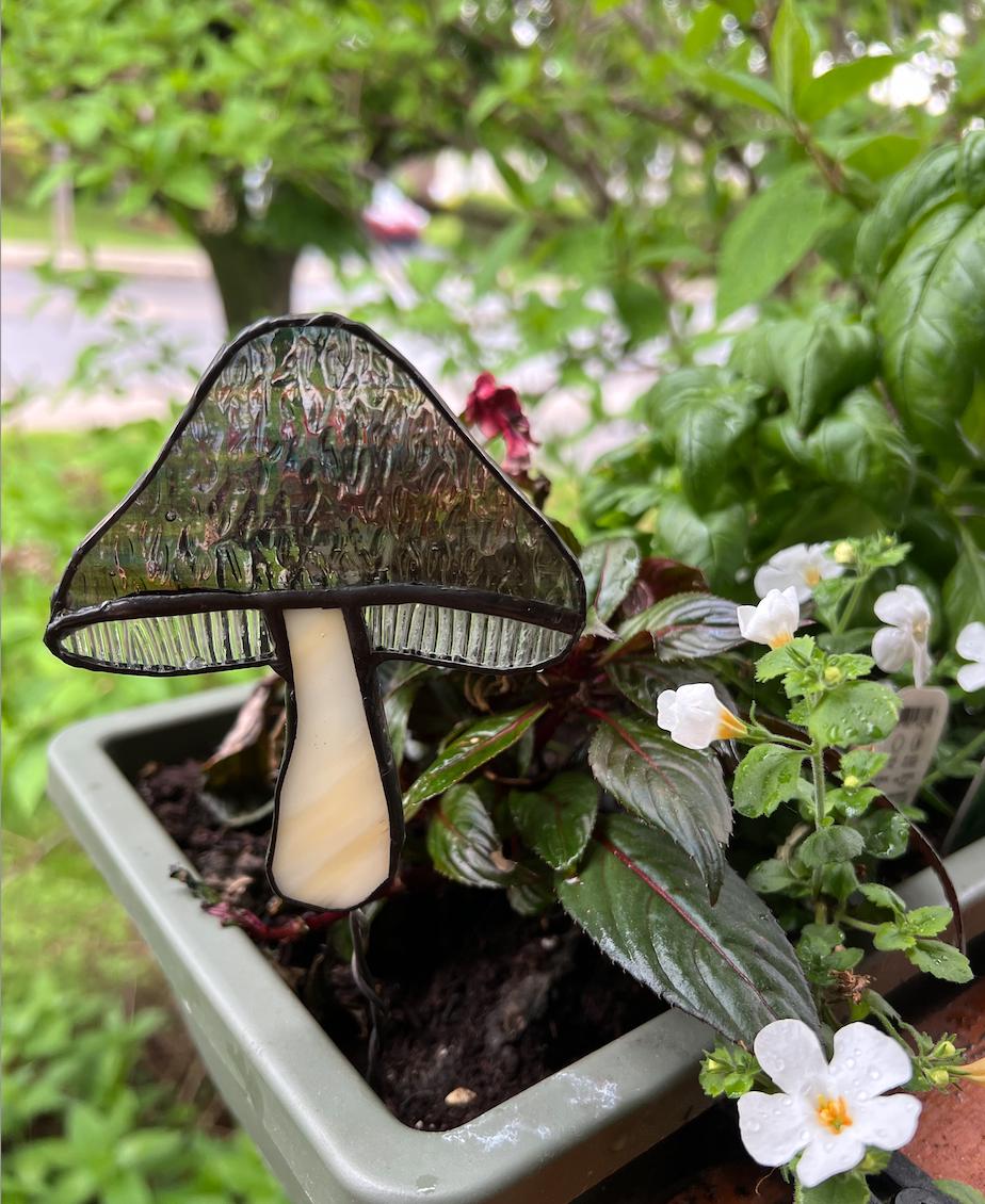 Décoration de jardinière en vitrail champignon bleu