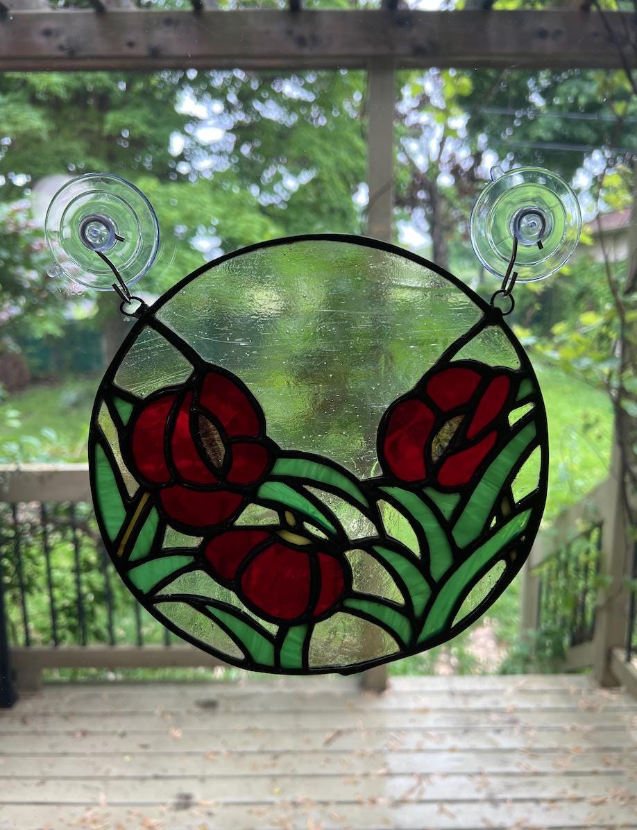 Vitrail Tiffany coquelicots rouges – Vitrail rond fait main en verre coloré – Attrape-soleil floral pour fenêtre, déco maison