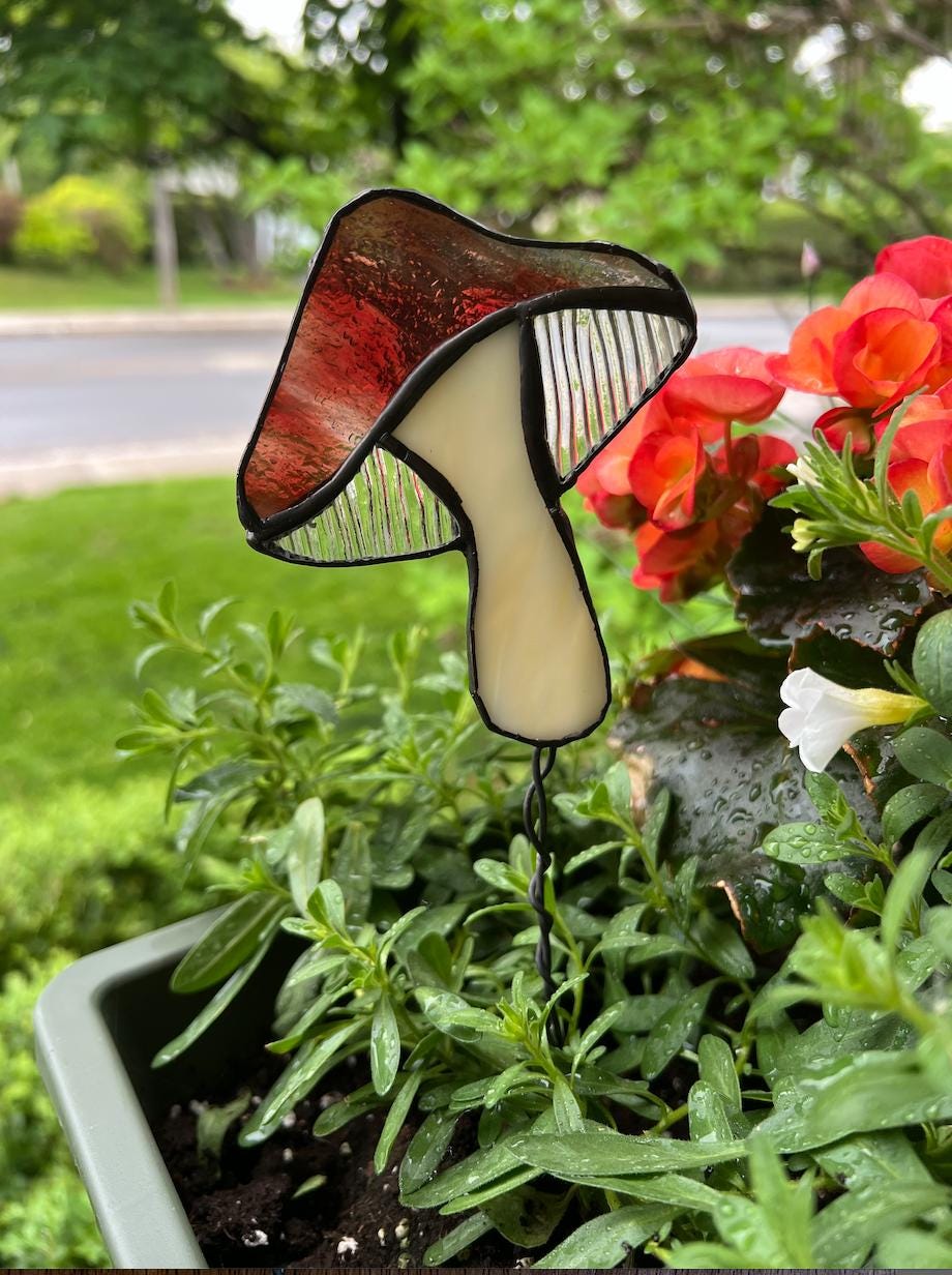 Décoration de jardinière en vitrail champignon rouge et bleu