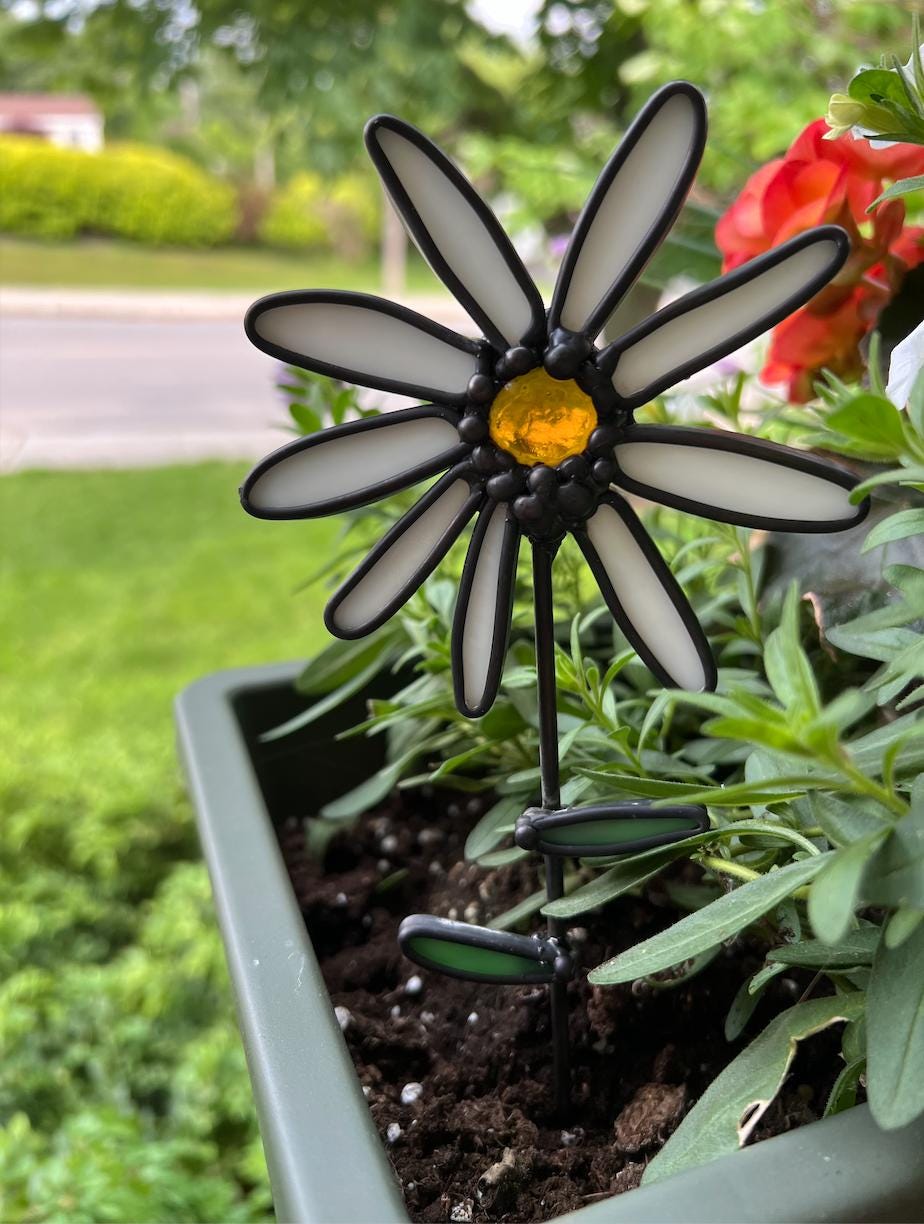 Vitrail marguerite fait main - décoration de jardinière, art du verre blanc et jaune, cadeau jardin original, attrape-soleil floral