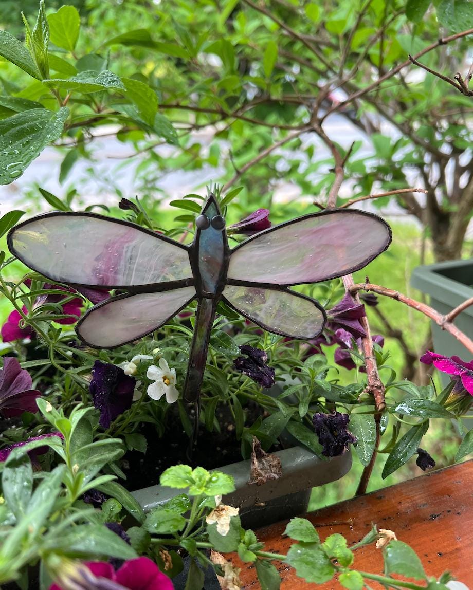 Décoration vitrail libellule pour jardinière - Art en verre fait main - cadeau jardin - vitrail Tiffany rose et bleu extérieur