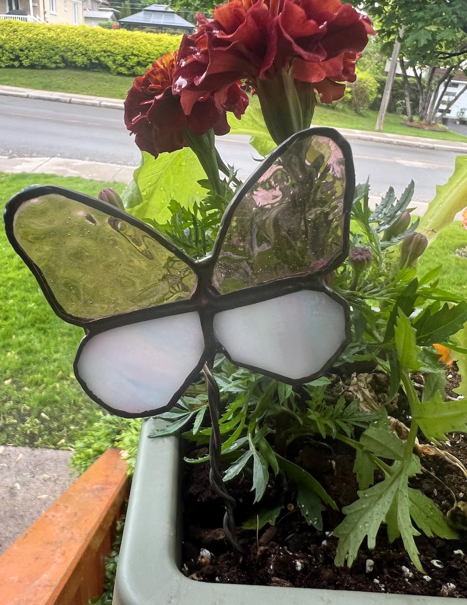 Décoration de jardinière en vitrail papillon